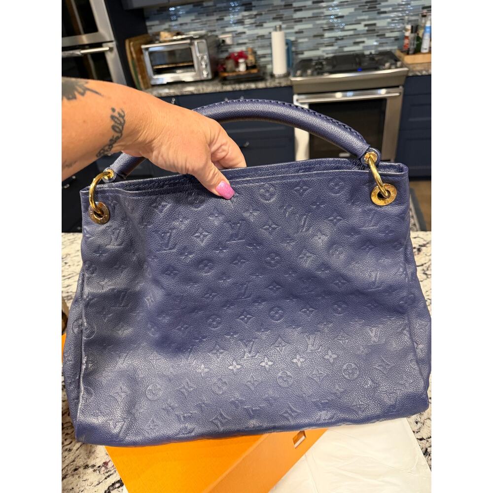 Louis Vuitton Artsy MM in Celeste Monogram Empreinte leather EUC